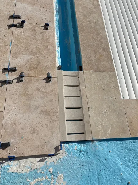 Plage de piscine travertin et pool house, photo 1 sur 52
