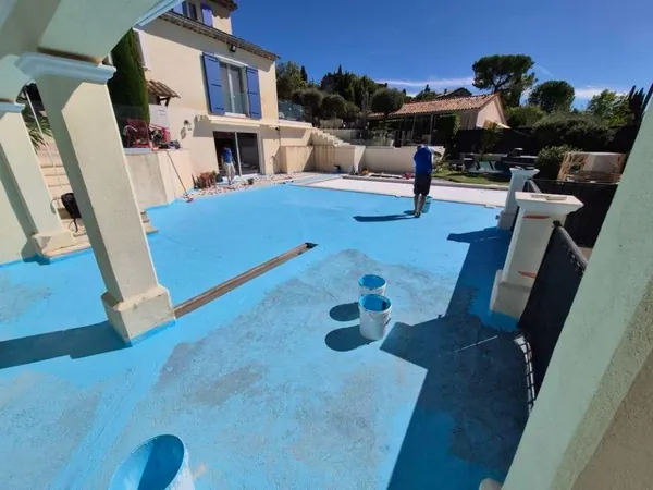 Plage de piscine travertin et pool house, photo 2 sur 52