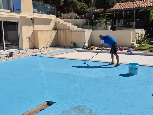 Plage de piscine travertin et pool house, photo 5 sur 52