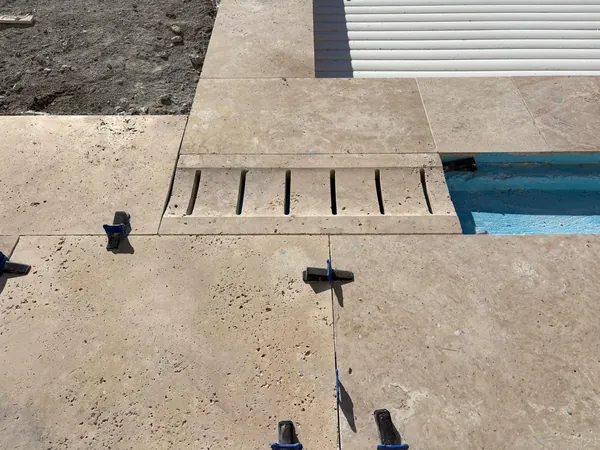 Plage de piscine travertin et pool house, photo 6 sur 52
