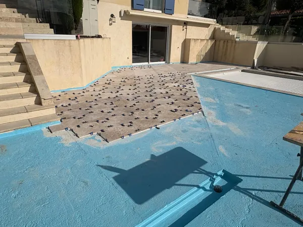 Plage de piscine travertin et pool house, photo 11 sur 52