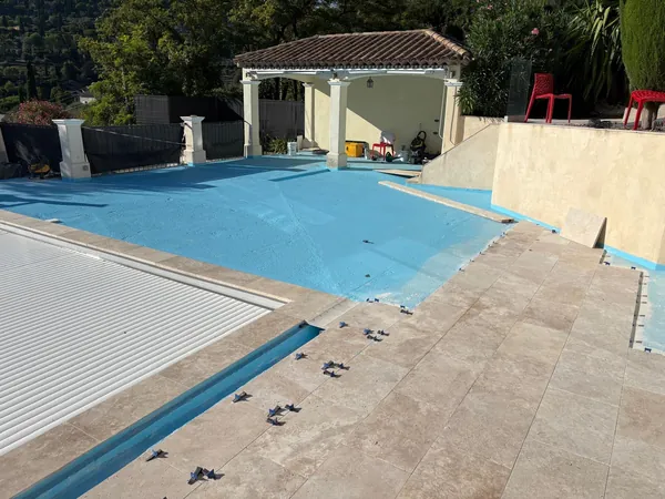 Plage de piscine travertin et pool house, photo 12 sur 52
