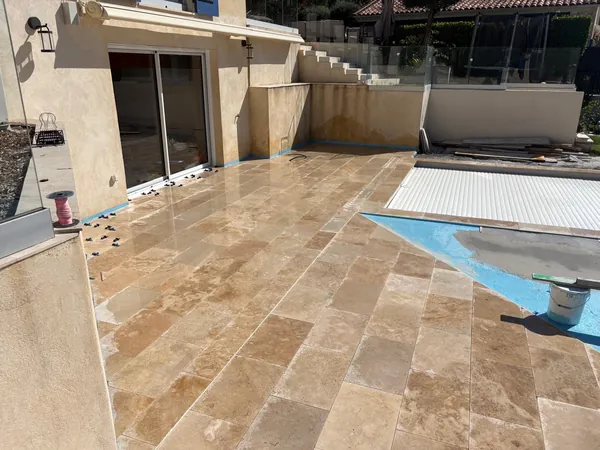 Plage de piscine travertin et pool house, photo 14 sur 52