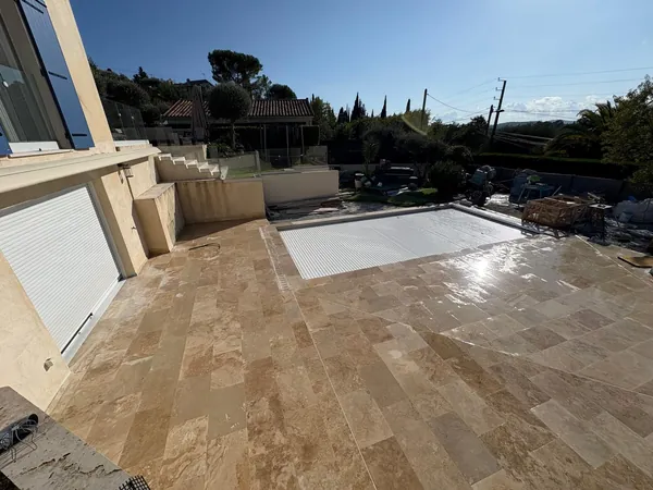 Plage de piscine travertin et pool house, photo 15 sur 52