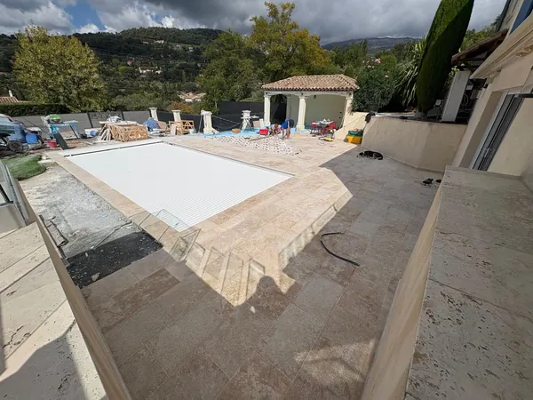 Plage de piscine travertin et pool house, photo 16 sur 52
