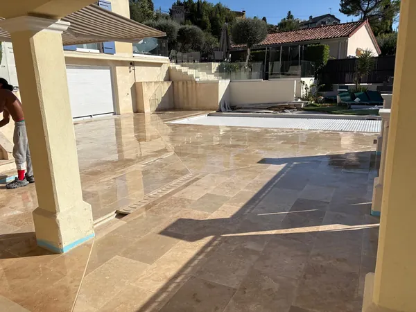 Plage de piscine travertin et pool house, photo 17 sur 52