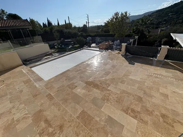 Plage de piscine travertin et pool house, photo 18 sur 52