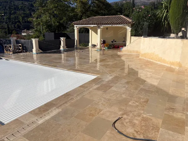 Plage de piscine travertin et pool house, photo 19 sur 52