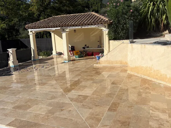 Plage de piscine travertin et pool house, photo 20 sur 52