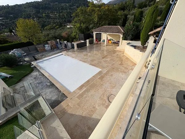 Plage de piscine travertin et pool house, photo 21 sur 52