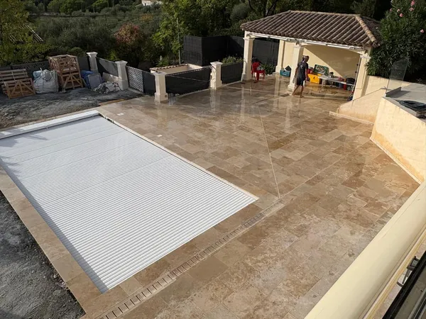Plage de piscine travertin et pool house, photo 23 sur 52