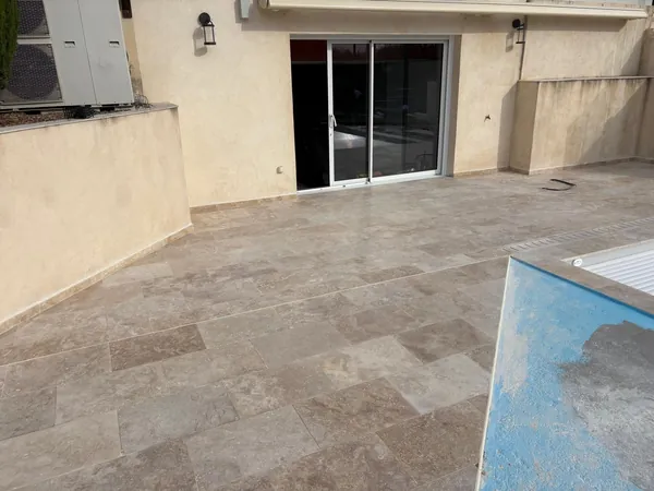 Plage de piscine travertin et pool house, photo 25 sur 52