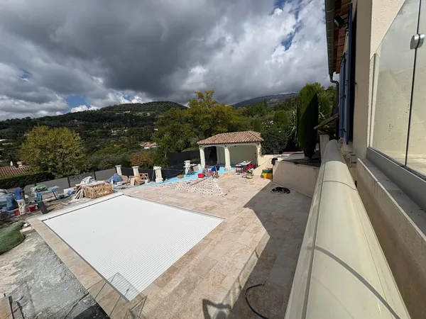 Plage de piscine travertin et pool house, photo 27 sur 52