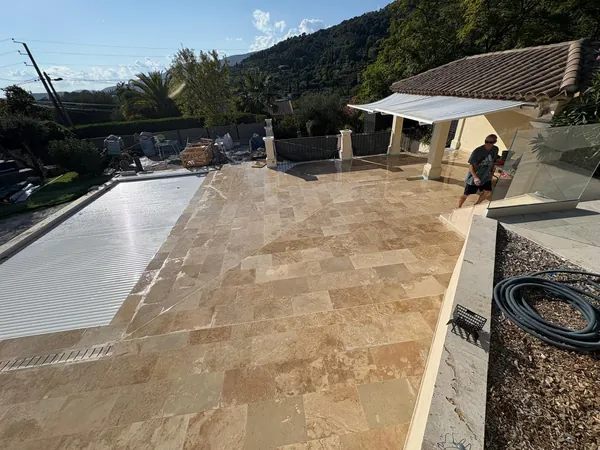 Plage de piscine travertin et pool house, photo 28 sur 52