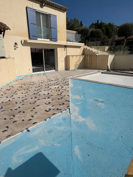 Plage de piscine travertin et pool house, photo 29 sur 52