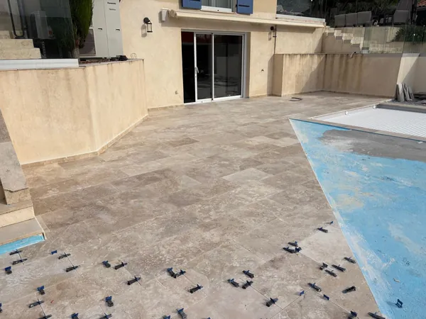 Plage de piscine travertin et pool house, photo 30 sur 52