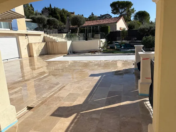 Plage de piscine travertin et pool house, photo 31 sur 52