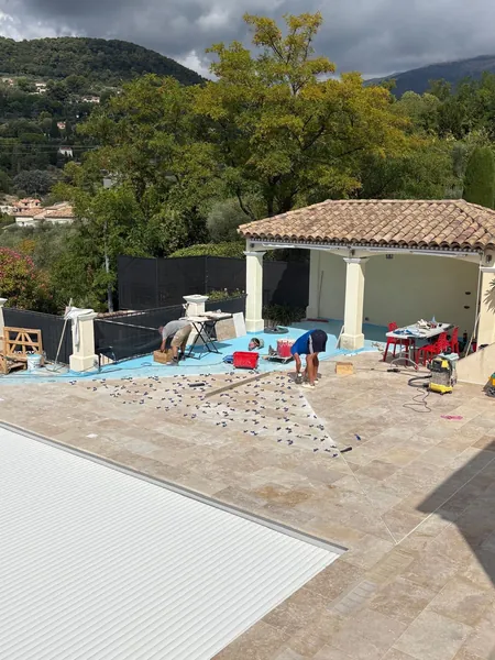 Plage de piscine travertin et pool house, photo 32 sur 52