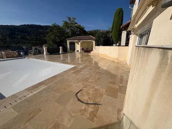 Plage de piscine travertin et pool house, photo 33 sur 52