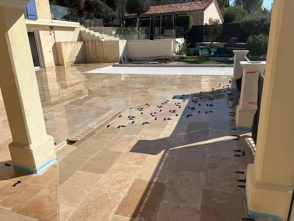 Plage de piscine travertin et pool house, photo 34 sur 52