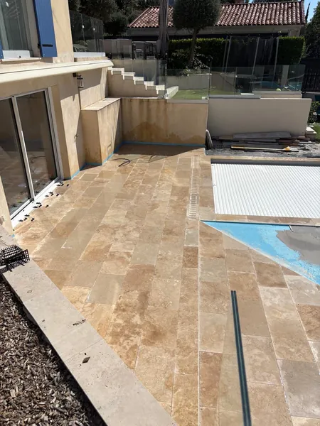 Plage de piscine travertin et pool house, photo 37 sur 52