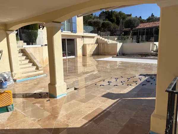Plage de piscine travertin et pool house, photo 38 sur 52