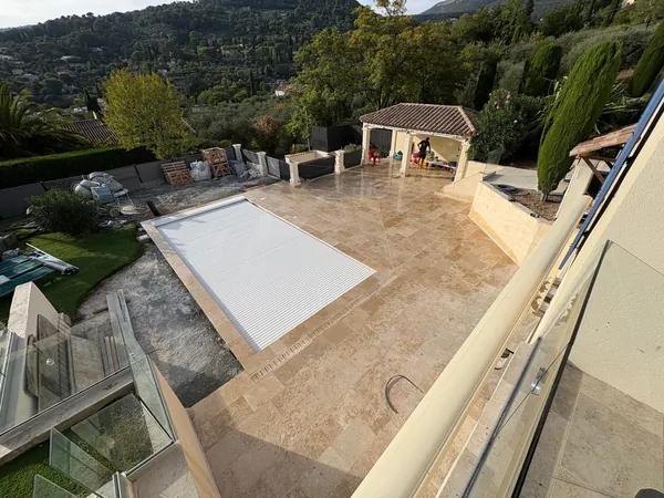 Plage de piscine travertin et pool house, photo 39 sur 52