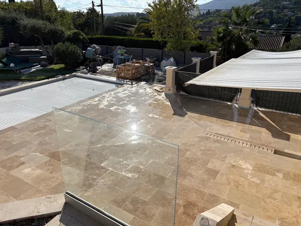 Plage de piscine travertin et pool house, photo 40 sur 52