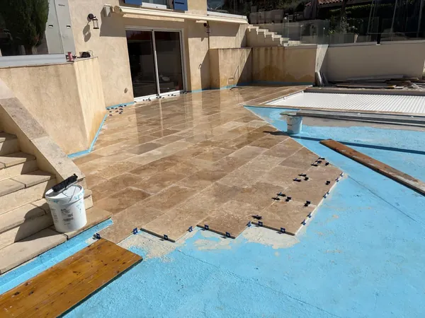 Plage de piscine travertin et pool house, photo 41 sur 52