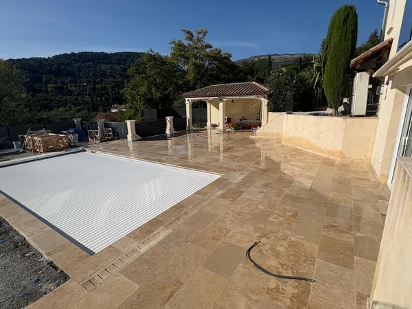 Plage de piscine travertin et pool house, photo 42 sur 52