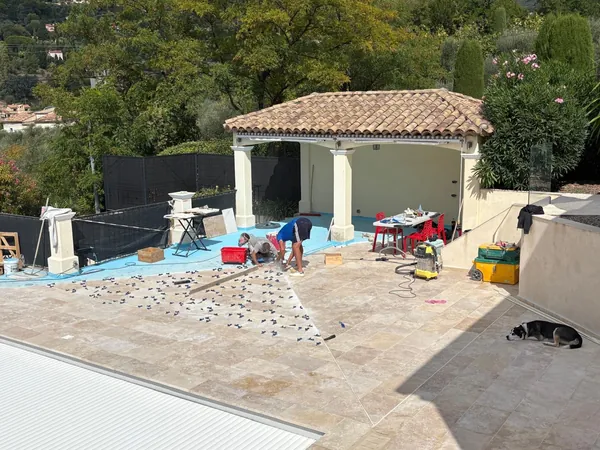 Plage de piscine travertin et pool house, photo 43 sur 52