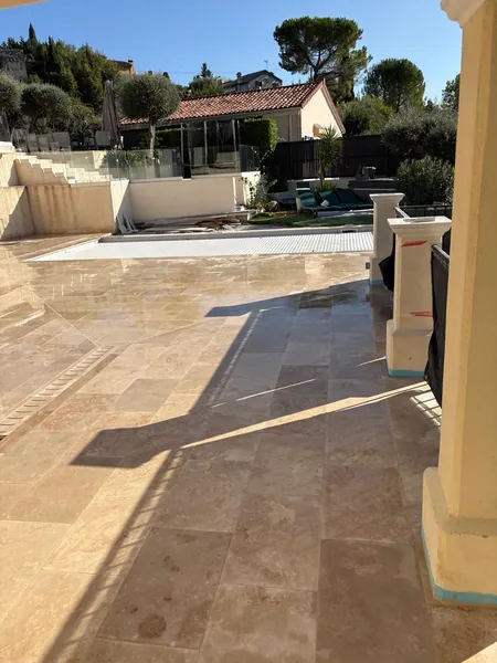 Plage de piscine travertin et pool house, photo 44 sur 52