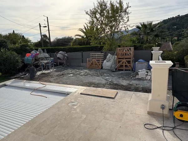 Plage de piscine travertin et pool house, photo 45 sur 52