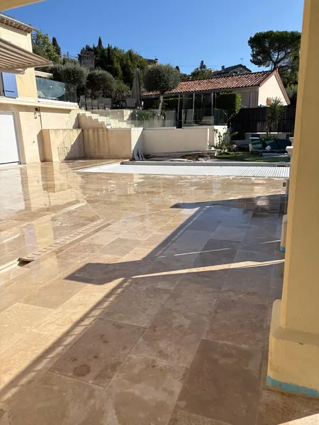 Plage de piscine travertin et pool house, photo 46 sur 52