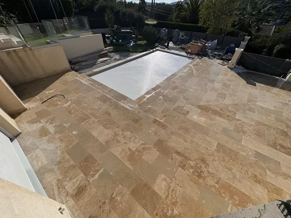 Plage de piscine travertin et pool house, photo 48 sur 52