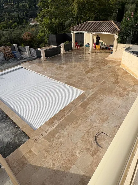 Plage de piscine travertin et pool house, photo 49 sur 52