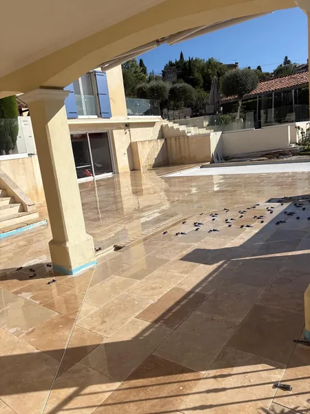 Plage de piscine travertin et pool house, photo 50 sur 52