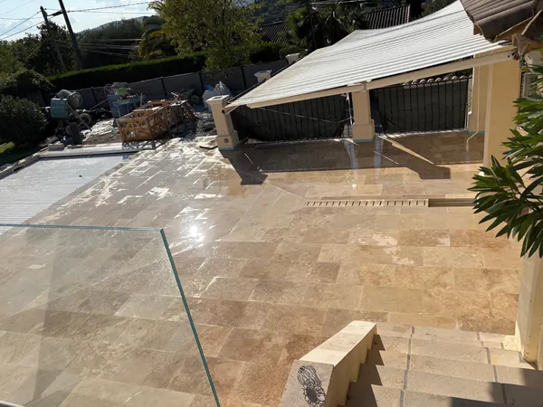Plage de piscine travertin et pool house, photo 52 sur 52