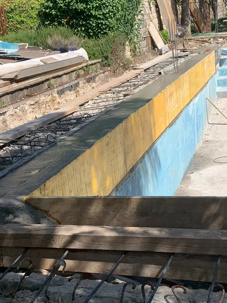Piscine et plage travertin sous oliviers, photo 1 sur 25