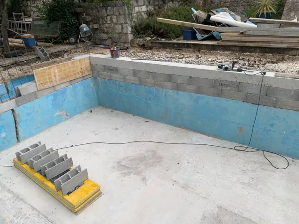 Piscine et plage travertin sous oliviers, photo 2 sur 25