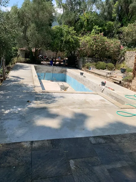 Piscine et plage travertin sous oliviers, photo 3 sur 25