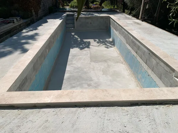 Piscine et plage travertin sous oliviers, photo 5 sur 25