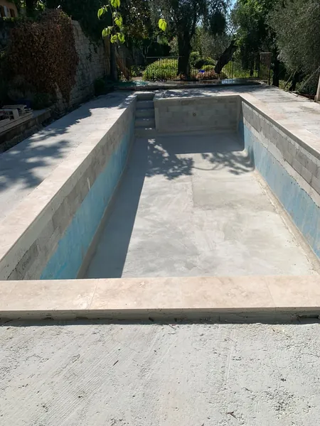 Piscine et plage travertin sous oliviers, photo 6 sur 25