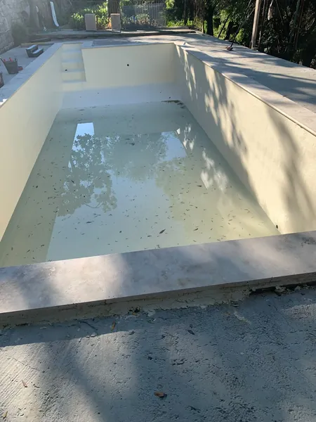 Piscine et plage travertin sous oliviers, photo 7 sur 25