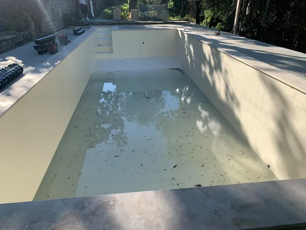 Piscine et plage travertin sous oliviers, photo 10 sur 25