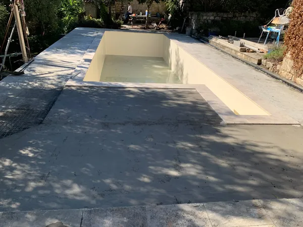 Piscine et plage travertin sous oliviers, photo 12 sur 25