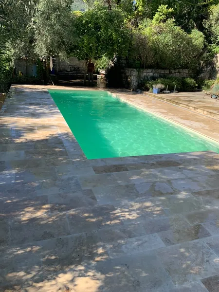 Piscine et plage travertin sous oliviers, photo 13 sur 25
