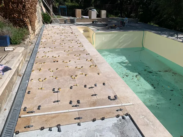 Piscine et plage travertin sous oliviers, photo 14 sur 25