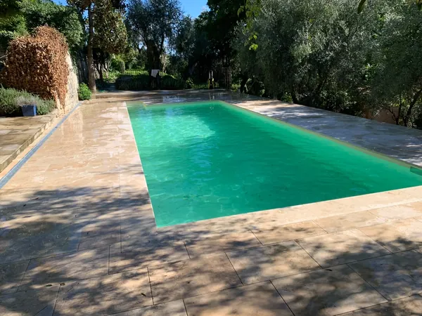 Piscine et plage travertin sous oliviers, photo 15 sur 25