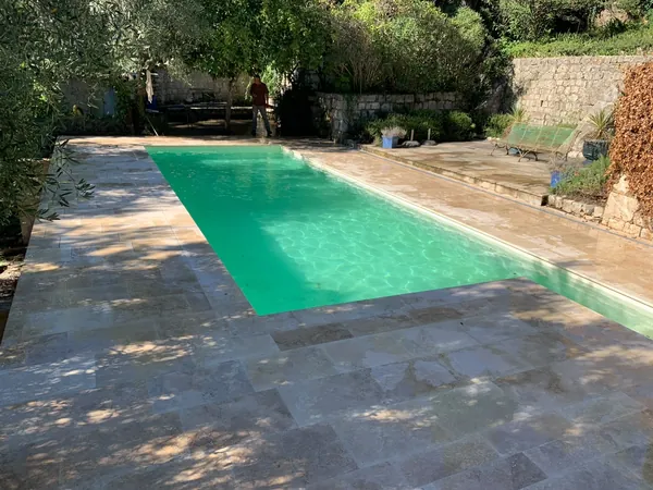 Piscine et plage travertin sous oliviers, photo 16 sur 25